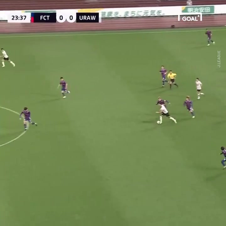 冷门好球丨日本联赛精彩半场吊射  来自浦和的巴西前锋蒂亚戈·桑塔纳