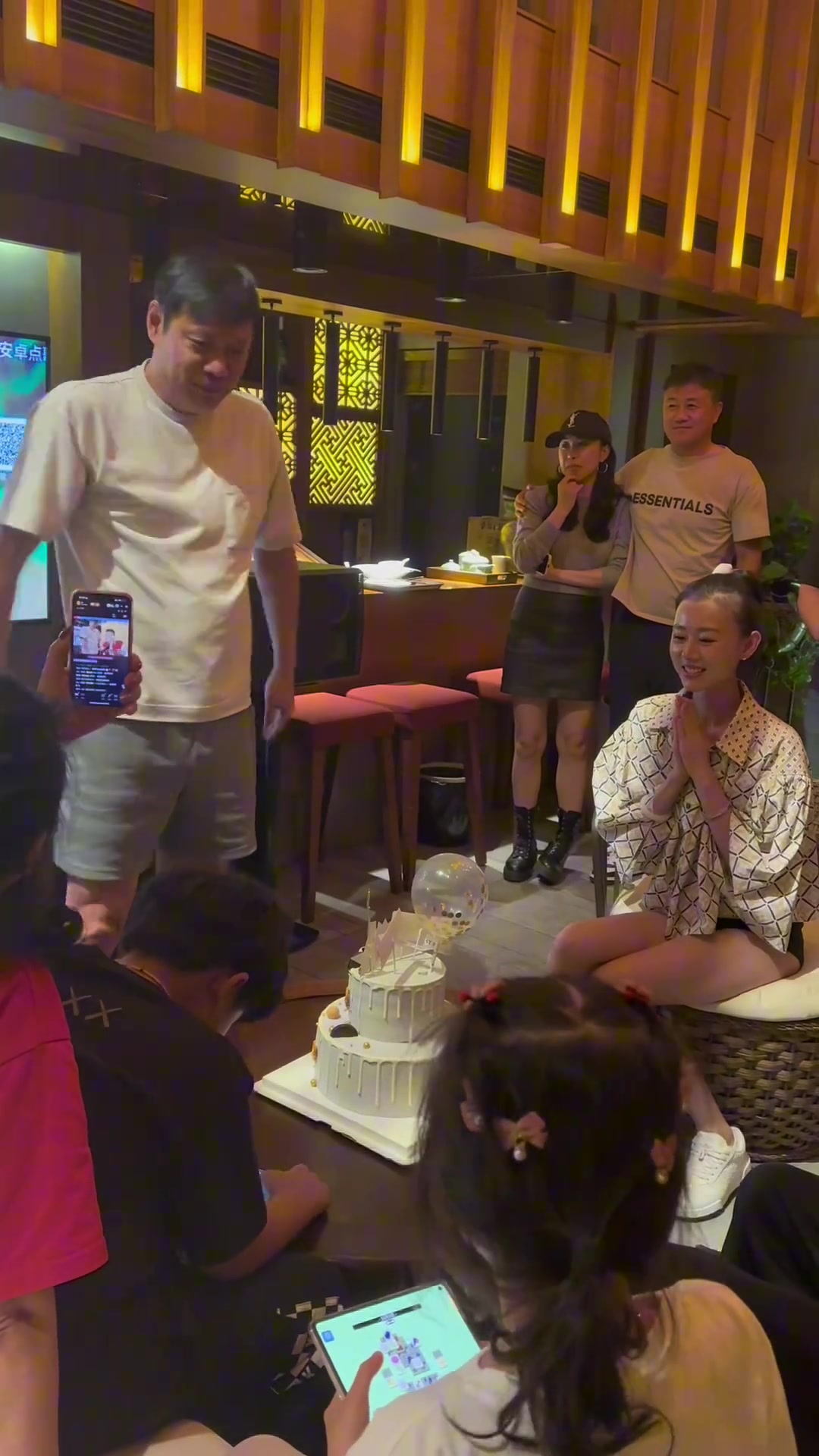其乐融融！范志毅晒视频，与家人共度54岁生日