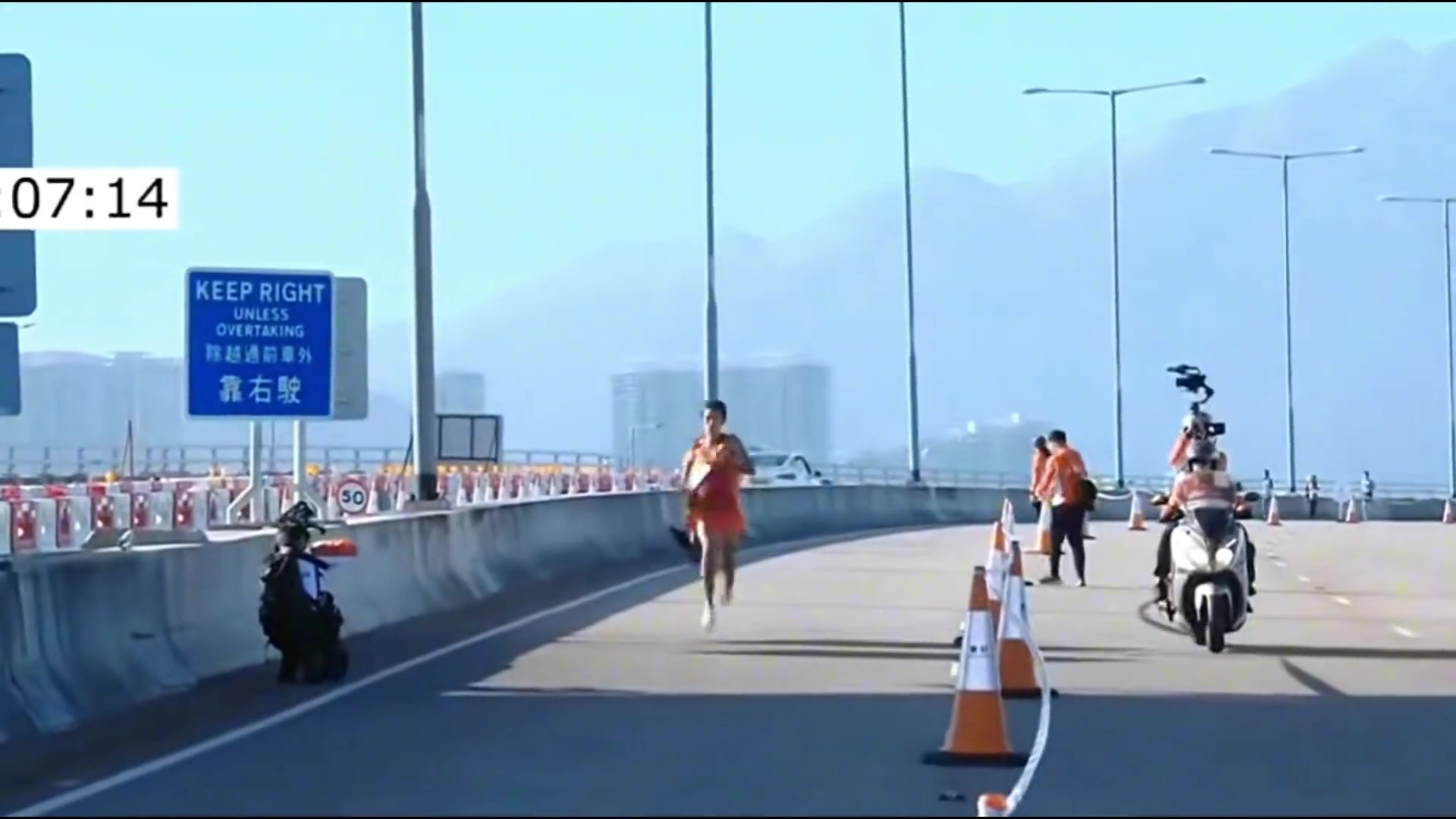 这…谢东生马拉松夺冠冲线时冲线带被收起，中国香港田径总会致歉