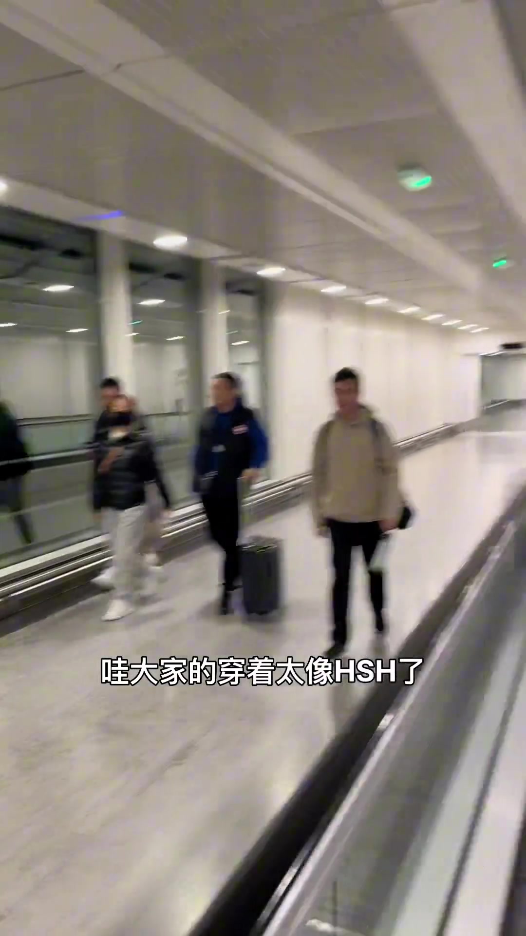 看着还不错😳王涛带英超观赛团抵达伦敦，据称团费约4万元人民币