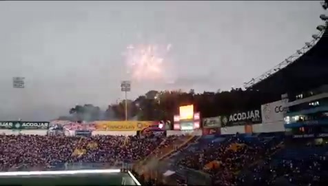 气氛热烈！迈阿密国际vs萨尔瓦多友谊赛前现场燃放起烟花