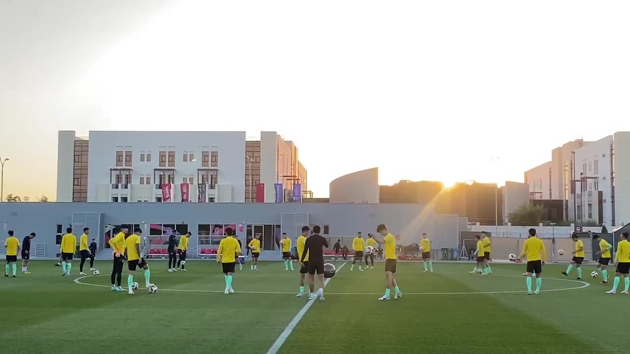 国足今日开始备战对阵卡塔尔的亚洲杯生死战，球队目前状态轻松