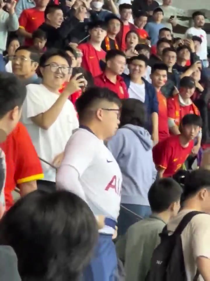媒体人谈在国足球迷区换热刺球衣：能支持 但不能挑衅，什么玩意！