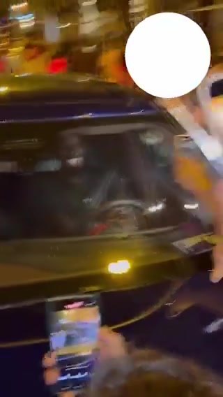 嗨翻🤣吕迪格驱车离开时遭皇马球迷包围！索性在车内“共舞”