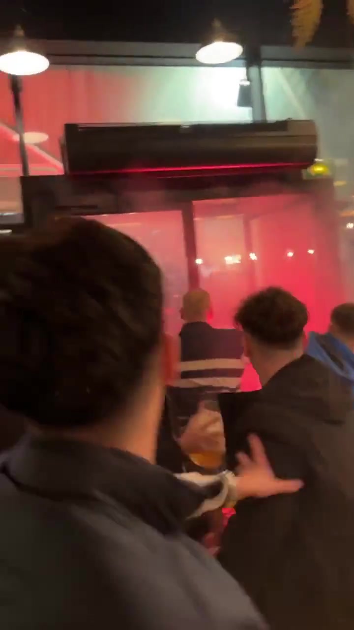 场面火爆！泰晤士：纽卡球迷在巴黎遭到巴黎死忠球迷的袭击